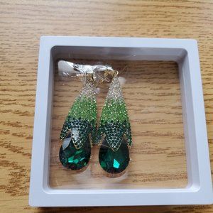NWOT Emerald Green and White Crystal Teardrop Goldtone Dangle Earrings